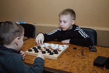 Мальчики играют в шашки